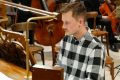 Junger Organist spielt an der Bremer Domorgel