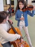 Zwei Mädchen spielen Geige und Cello