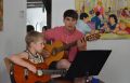Gitarrenunterricht mit Junge