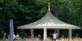 Pavillon im Bürgerpark mit vielen Menschen