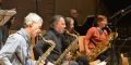 Erwachsene spielen Saxophon in der BigBand