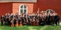 Jugendsinfonieorchester vor Kirche in Schweden