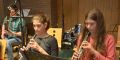 Zwei Jugendliche spielen Oboe im Orchester