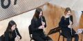Drei Klarinettenspielerinnen spielen im Trio