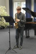 Schüler spielt Saxophon